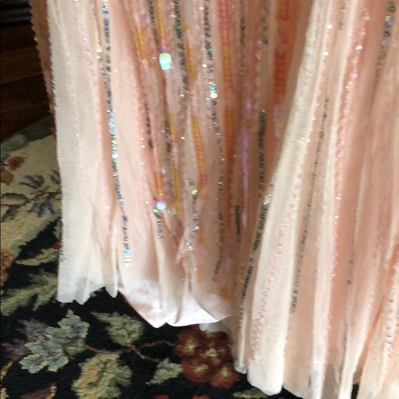 Beautifully sequined and flowing dress - Picture 5 of 7